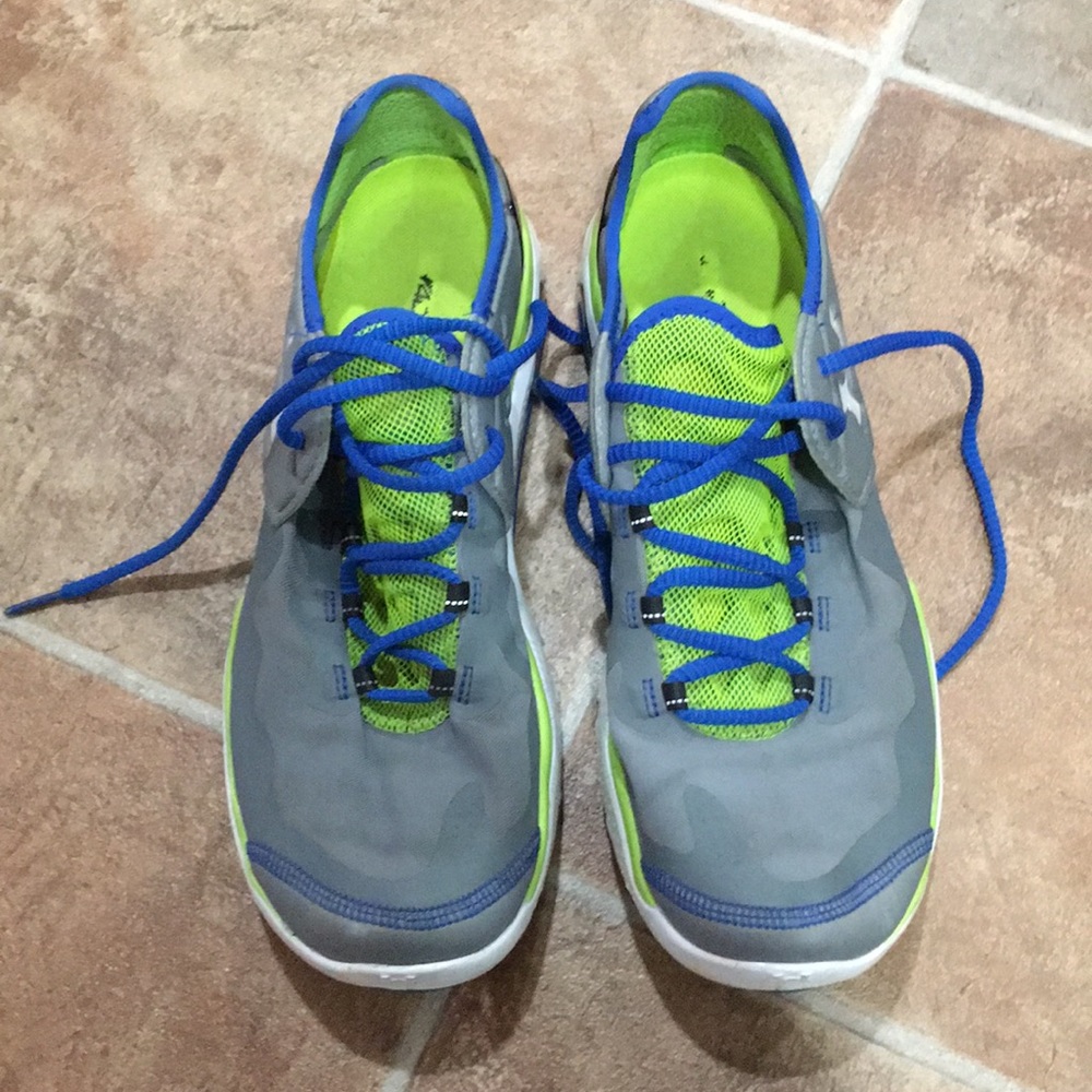 Men's size 10 under armour running shoes